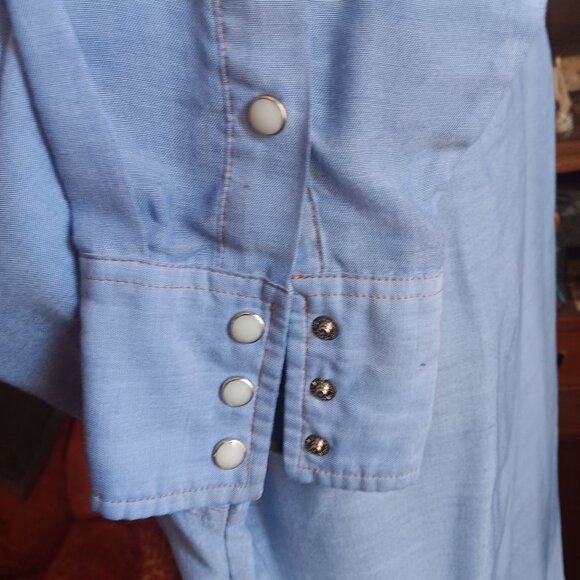 XL Wrangler Cowboy Distressed Western Shirt Wrangler Chambray Trashed 1990's - Picture 9 of 11